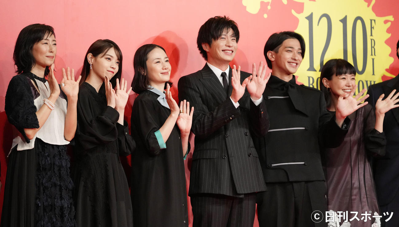 「あなたの番です　劇場版」完成報告会のフォトセッションで、笑顔で手を振る、左から木村多江、西野七瀬、原田知世、田中圭、横浜流星、奈緒（撮影・鈴木みどり）