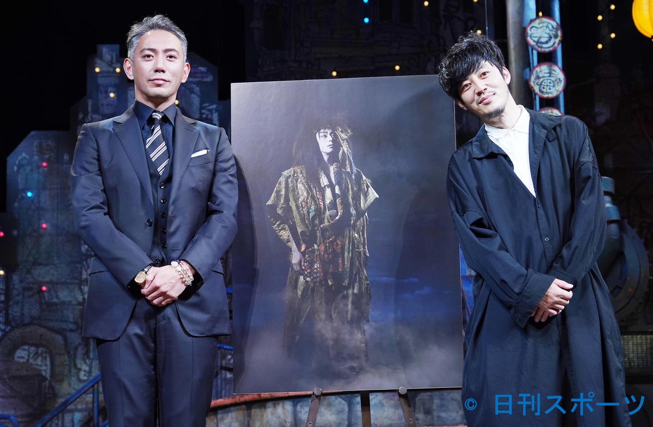 新作歌舞伎「プペル～天明の護美人間～」の制作発表会見で記念写真に納まる市川海老蔵（左）とキングコング西野亮廣（撮影・菅敏）