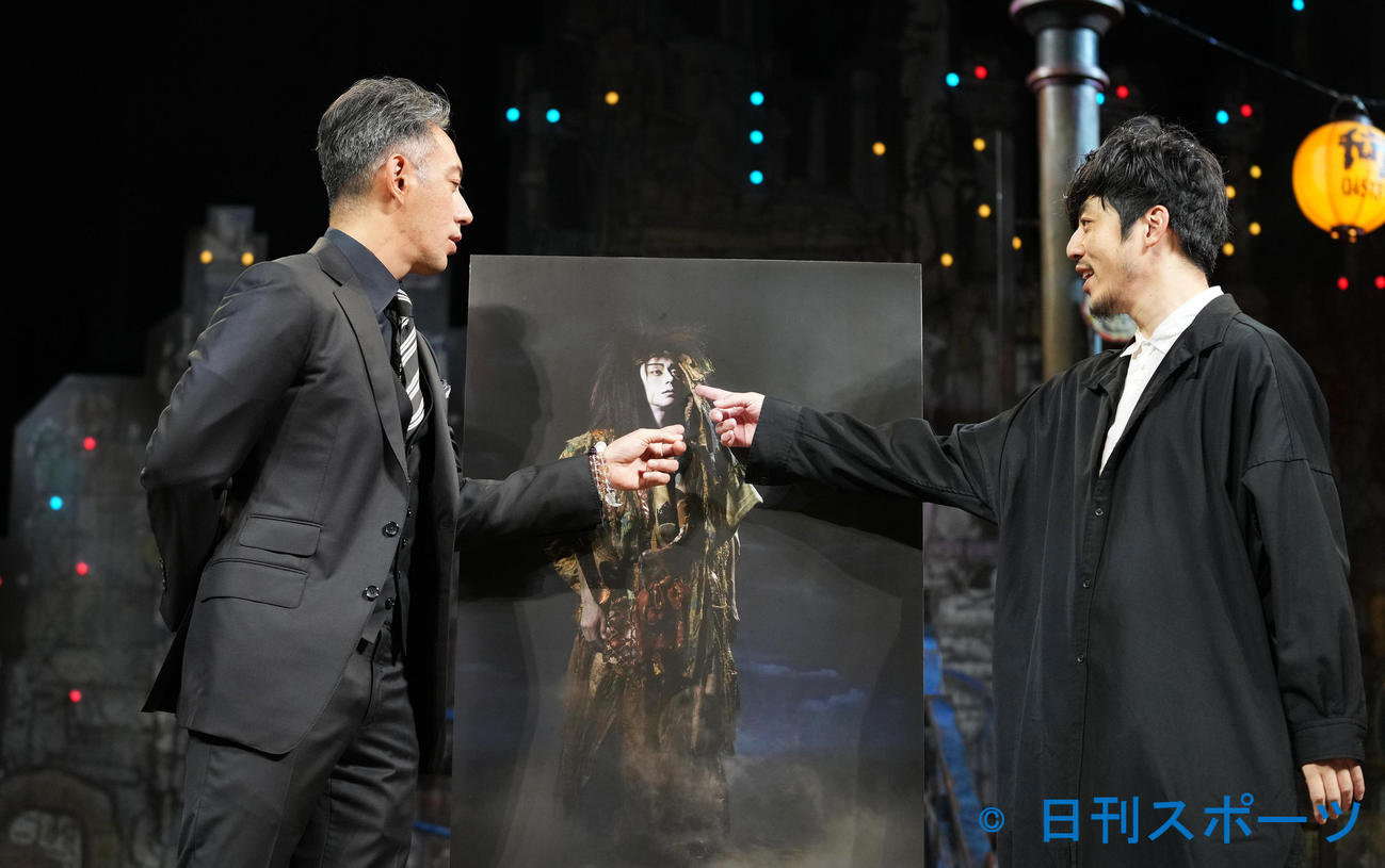 新作歌舞伎「プペル～天明の護美人間～」の制作発表会見で自身の写真を前にキングコング西野亮廣（右）と話す市川海老蔵（撮影・菅敏）
