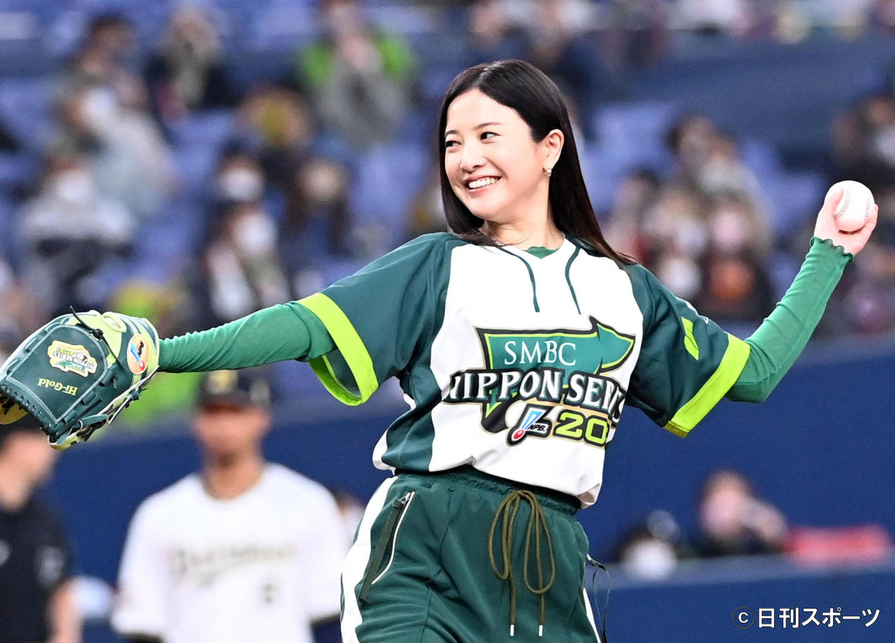 SMBC日本シリーズ2021　第2戦で始球式を務めた吉高由里子
