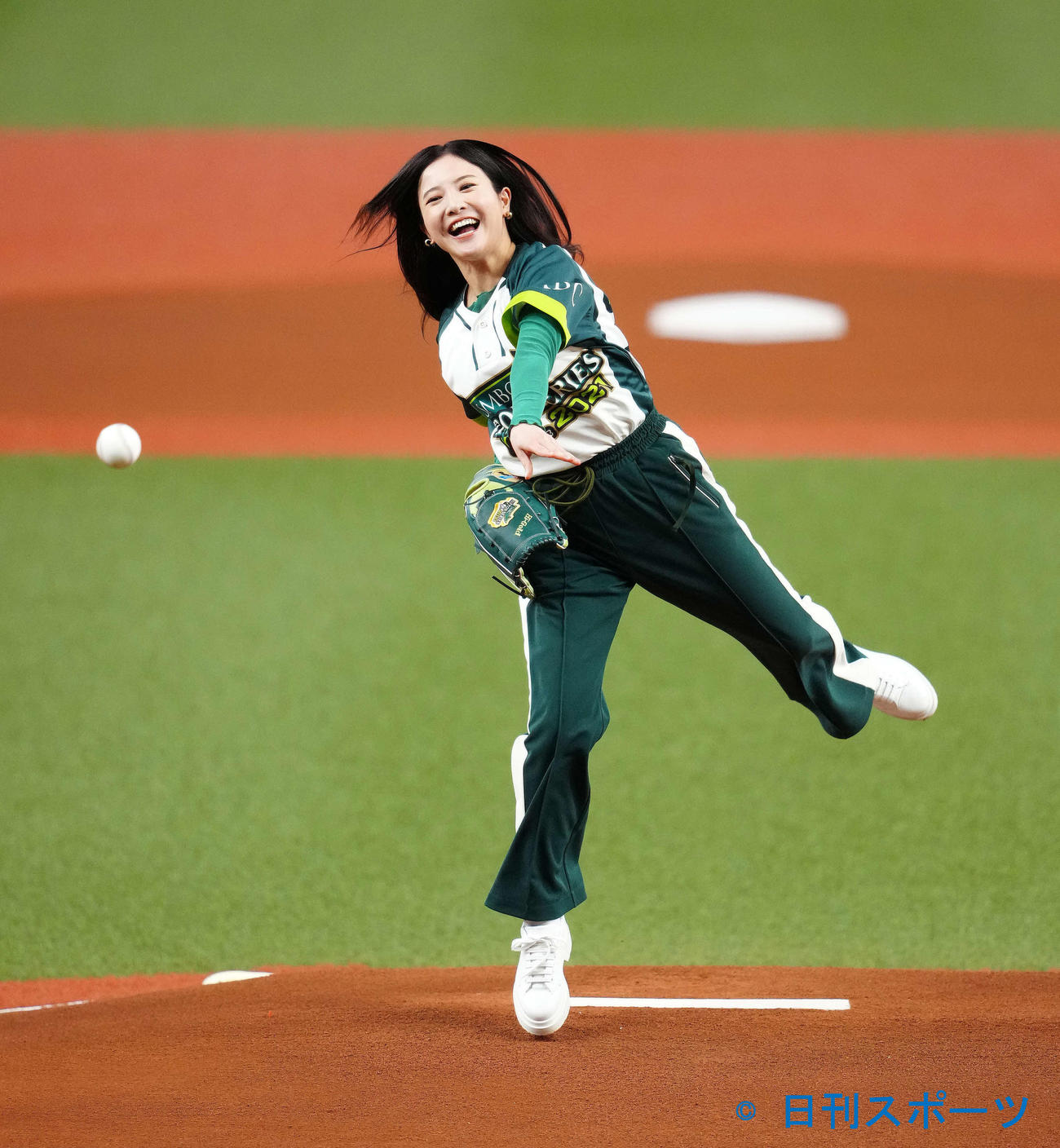 SMBC日本シリーズ2021　第2戦で始球式を務めた吉高由里子