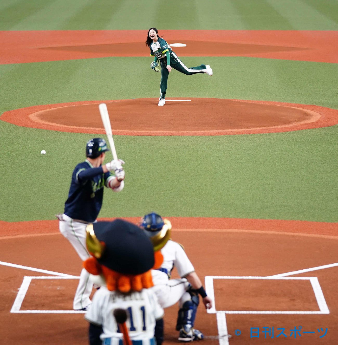 SMBC日本シリーズ2021　第2戦で始球式を務めた吉高由里子
