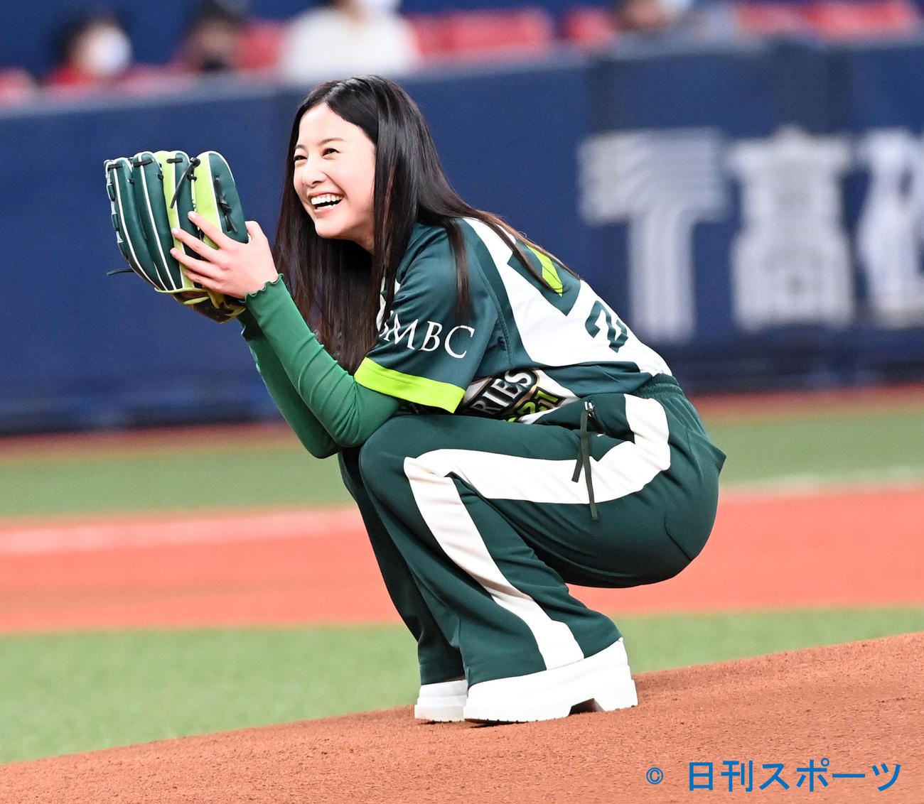 SMBC日本シリーズ2021　第2戦で始球式を務めた吉高由里子