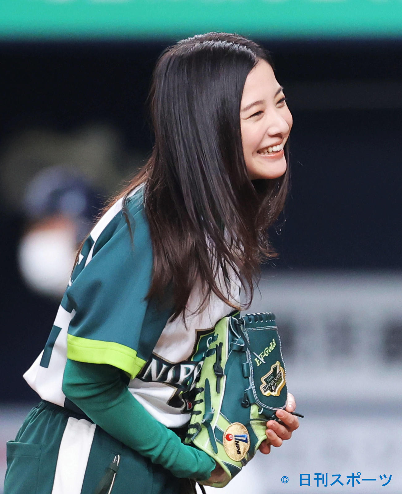 SMBC日本シリーズ2021　第2戦　笑顔で始球式を終えた吉高由里子