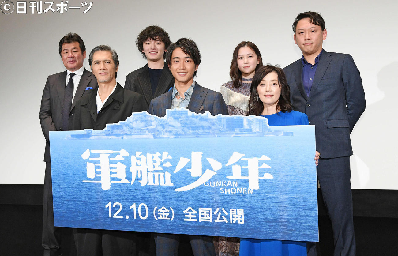 映画「軍艦少年」完成披露試写会イベントで記念撮影する、前列左から加藤雅也、佐藤寛太、大塚寧々。後列左から赤井英和、浜田龍臣、山口まゆ、Yuki Saito監督（撮影・滝沢徹郎）