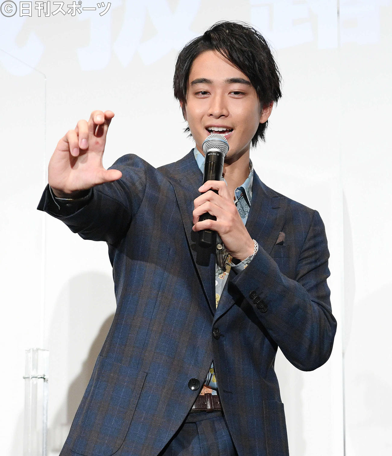 映画「軍艦少年」完成披露試写会イベントでトークする佐藤寛太（撮影・滝沢徹郎）
