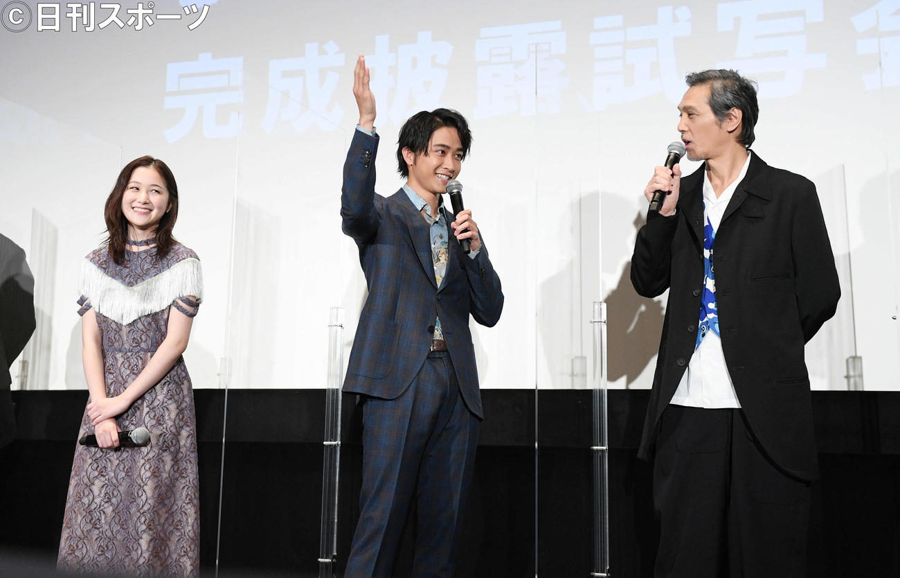 映画「軍艦少年」完成披露試写会イベントでトークする佐藤寛太（中央）。左は山口まゆ。右は加藤雅也（撮影・滝沢徹郎）
