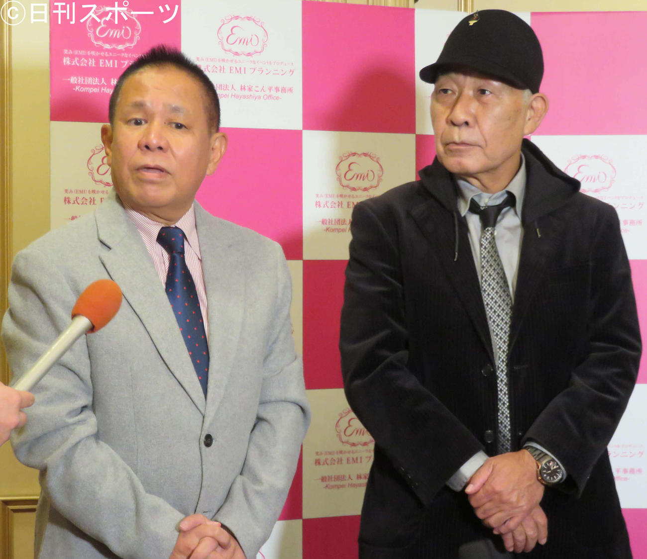 都電落語会7周年感謝祭と林家こん平さんを「偲ぶ会」に出席したぶっちゃあ（左）、でんでん
