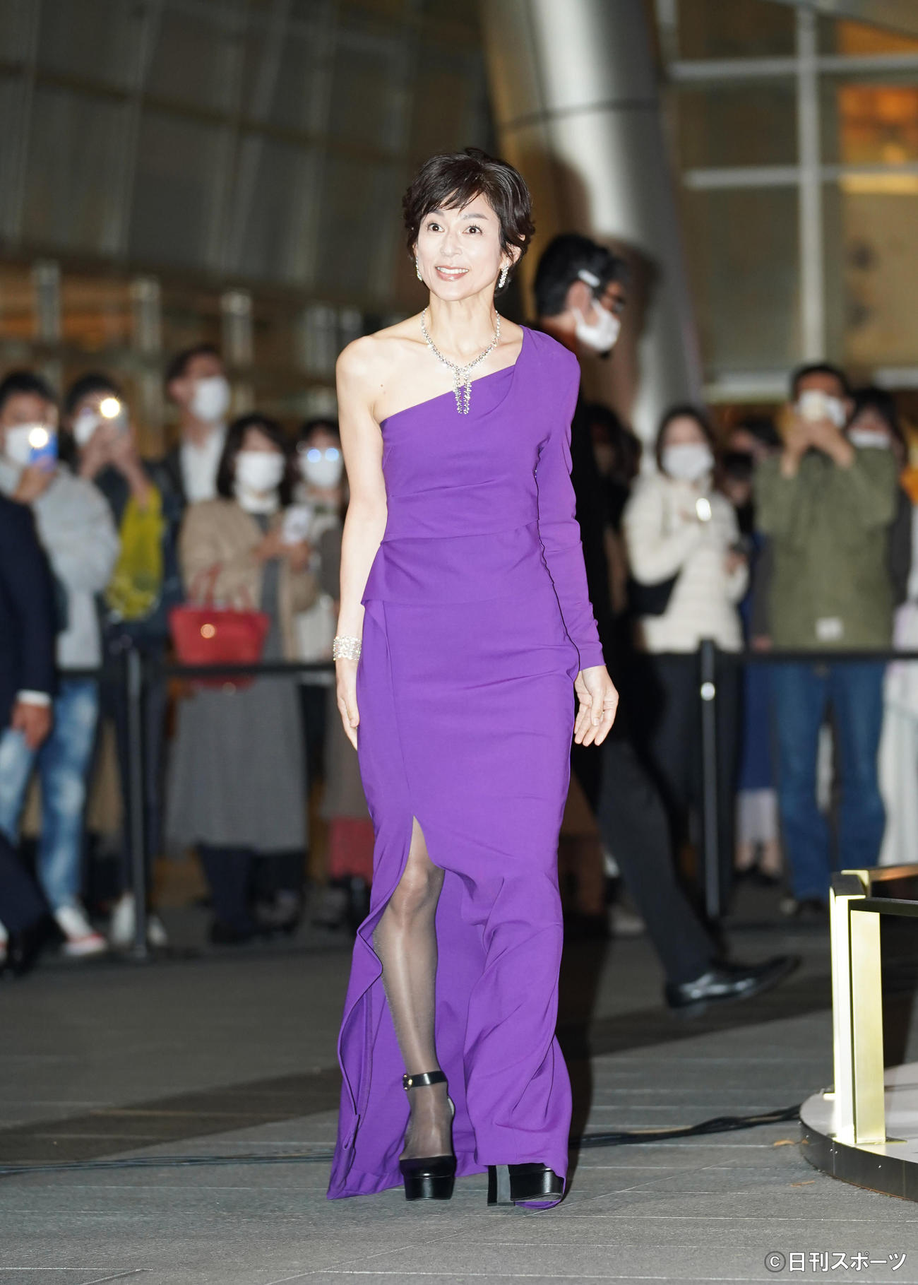 「カルティエ・クリスマスツリー点灯式」にドレス姿で出席し、ポーズをとる鈴木保奈美（撮影・菅敏）