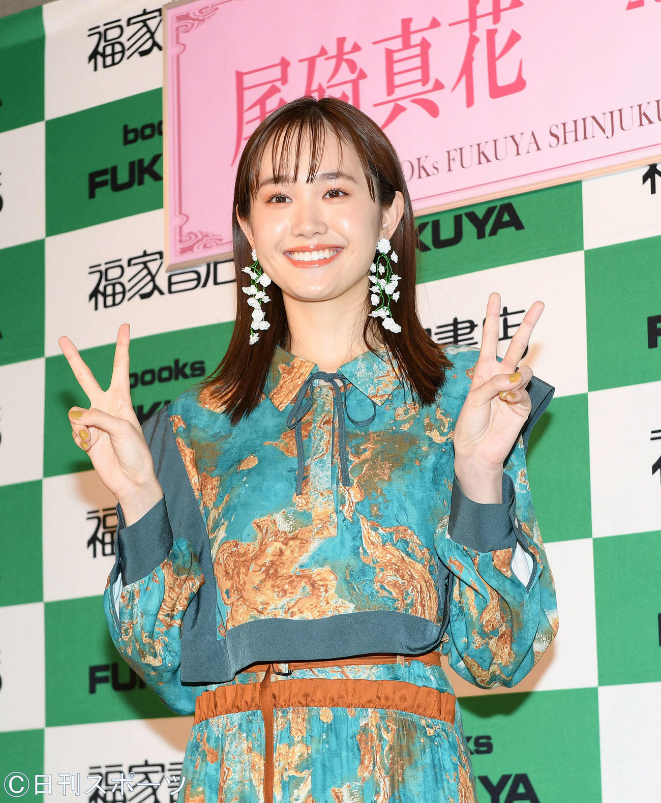 2022年カレンダー発売イベントで記念撮影する尾碕真花（撮影・滝沢徹郎）