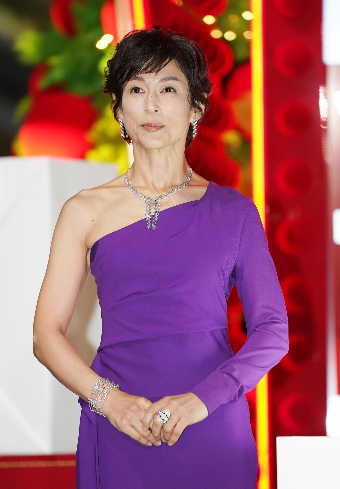 「カルティエ・クリスマスツリー点灯式」にドレス姿で出席し、ポーズをとる鈴木保奈美（撮影・菅敏）