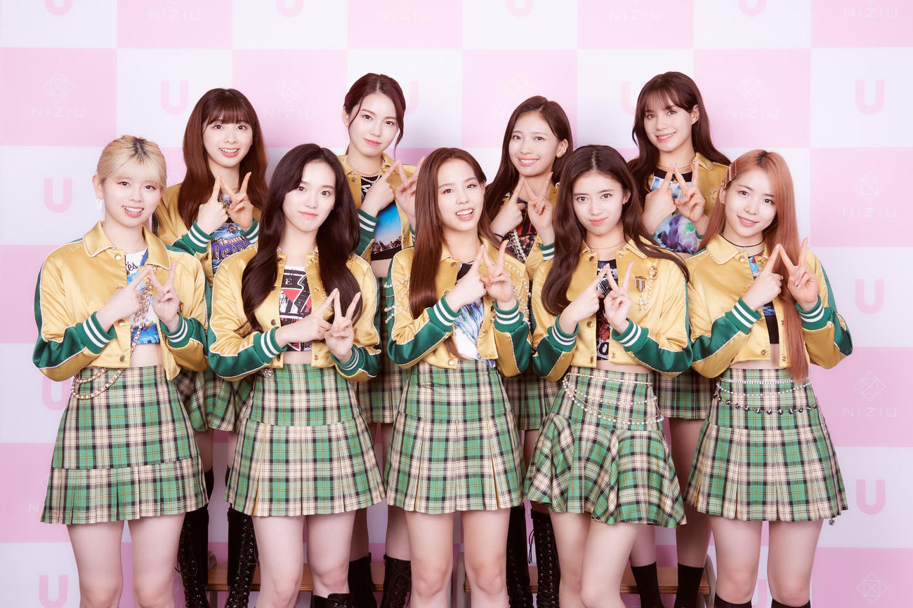 インタビューに応じ、「N」ポーズをするNiziU。前列左からRIKU、RIO、MAKO、RIMA、MAYA。後列左からMIIHI、AYAKA、MAYUKA、NINA（撮影・田中聖太郎）