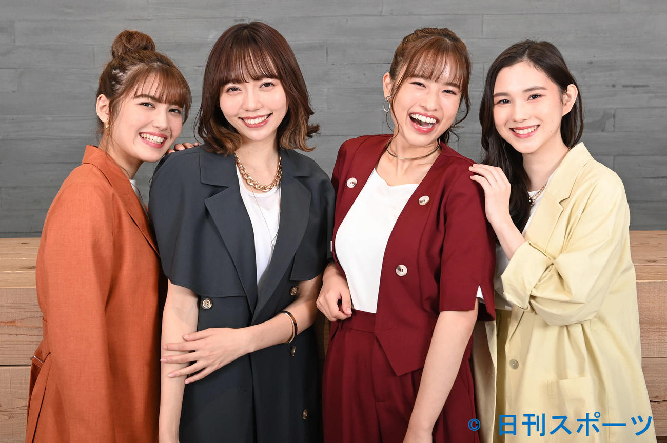 笑顔を見せるet－アンド－。左からモラレスきあら、野島樺乃、栗本優音、山崎カノン（撮影・山崎安昭）