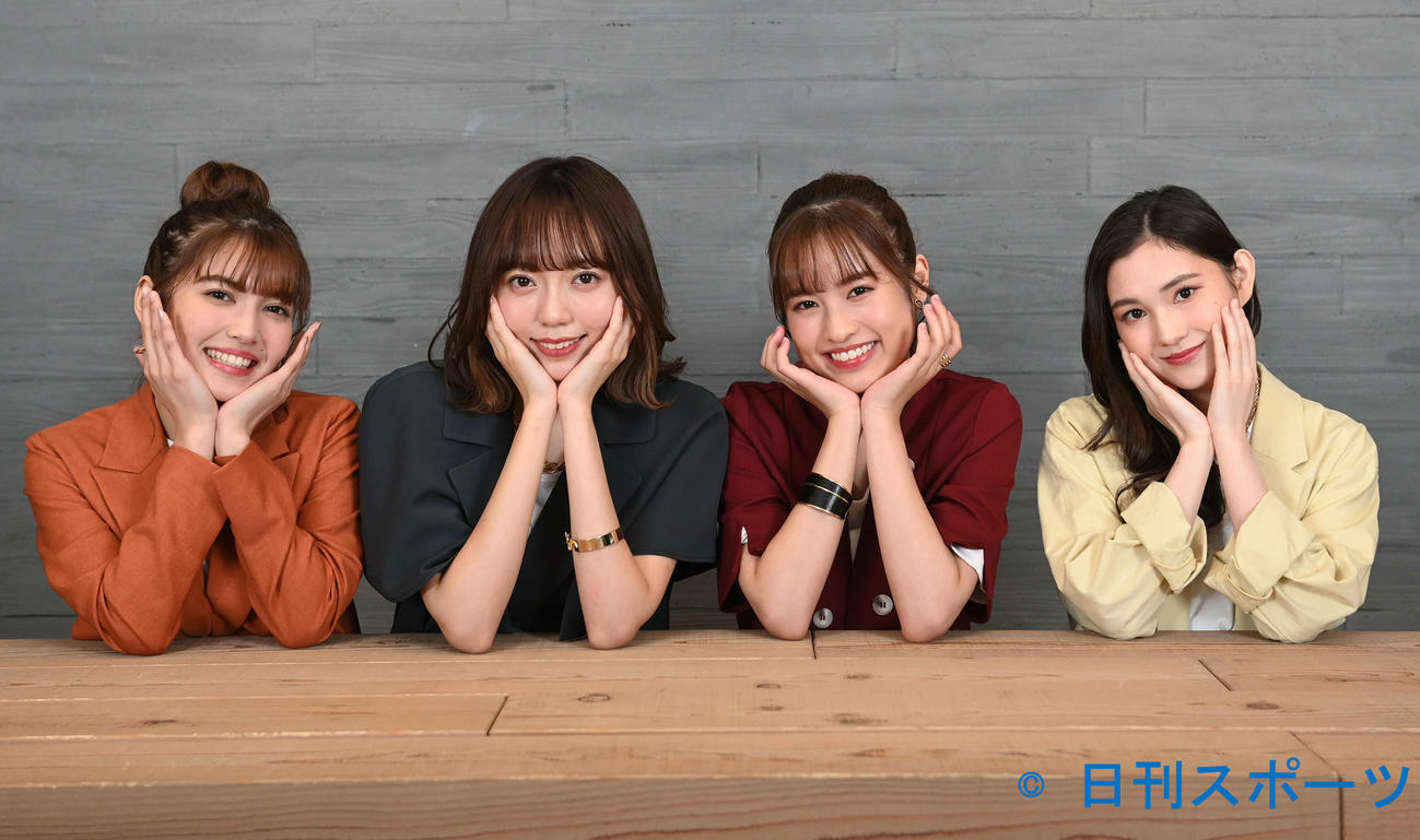 愛らしい表情を見せるet－アンド－。左からモラレスきあら、野島樺乃、栗本優音、山崎カノン（撮影・山崎安昭）
