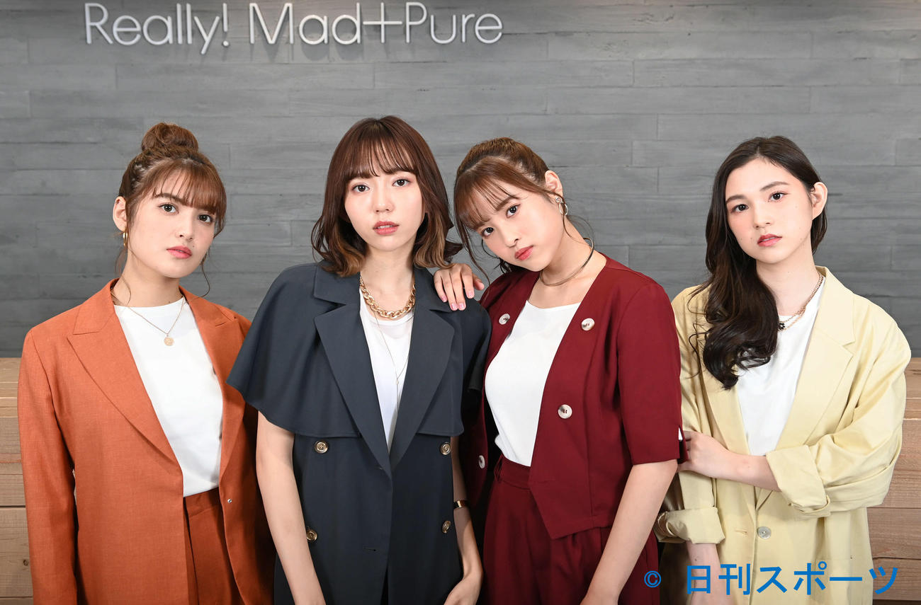 クールな表情を見せるet－アンド－。左からモラレスきあら、野島樺乃、栗本優音、山崎カノン（撮影・山崎安昭）