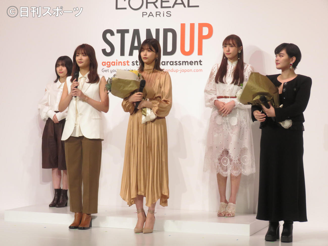 「ロレアル　パリ　WOMEN of WORTH Award」の授賞式に出席した櫻坂46ら受賞者。前列左から田村保乃、渡邉理佐、みたらし加奈氏、後列左から森田ひかる、渡辺梨加（撮影・横山慧）