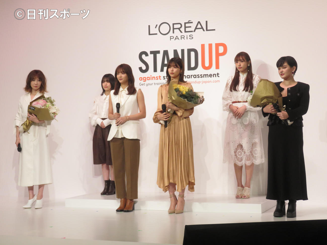 「ロレアル　パリ　WOMEN of WORTH Award」の授賞式に出席した櫻坂46ら受賞者。前列左からYOU、田村保乃、渡邉理佐、みたらし加奈氏、後列左から森田ひかる、渡辺梨加（撮影・横山慧）