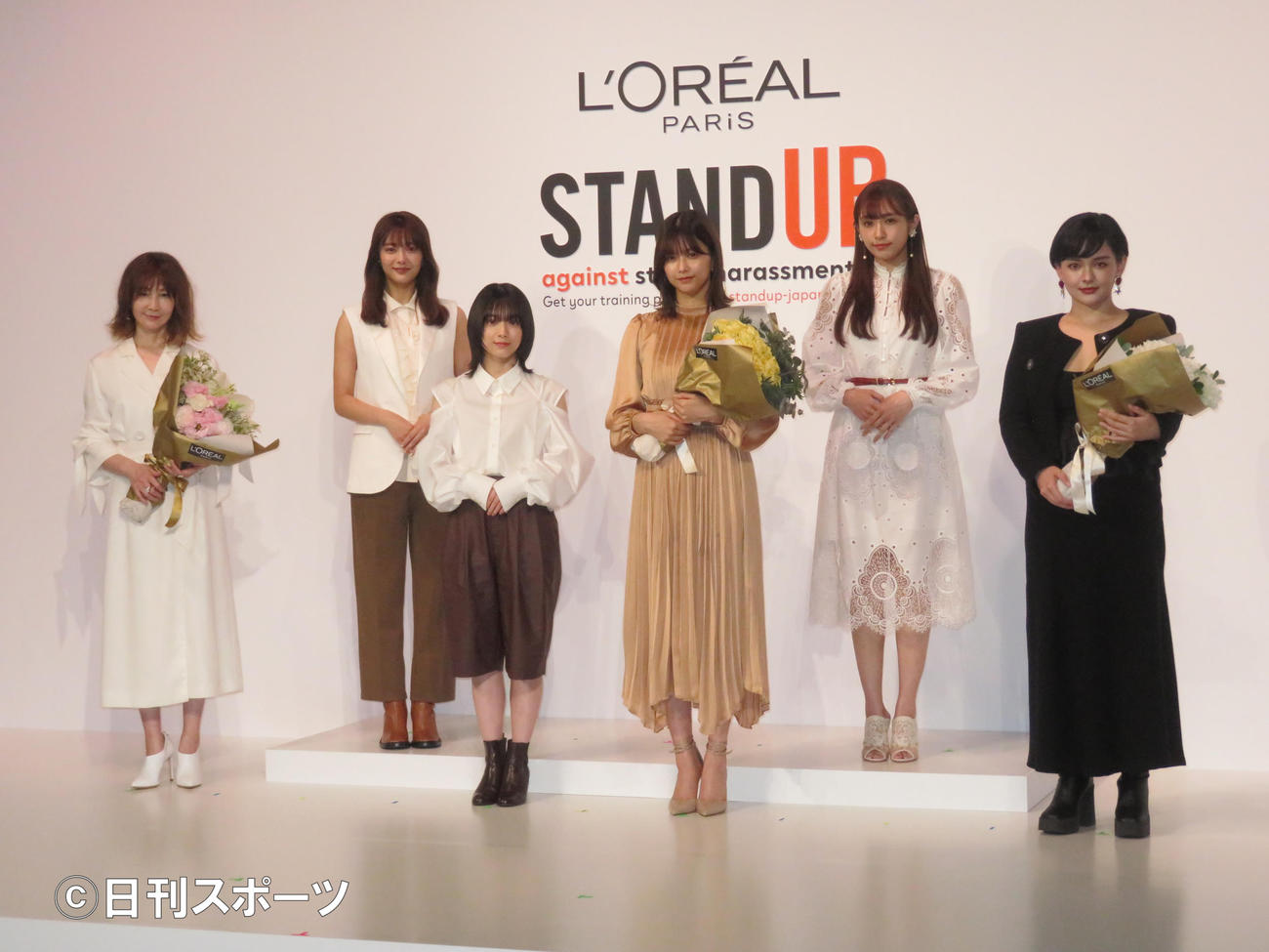 「ロレアル　パリ　WOMEN of WORTH Award」の授賞式に出席した櫻坂46ら受賞者。左からYOU、田村保乃、森田ひかる、渡邉理佐、渡辺梨加、みたらし加奈氏（撮影・横山慧）