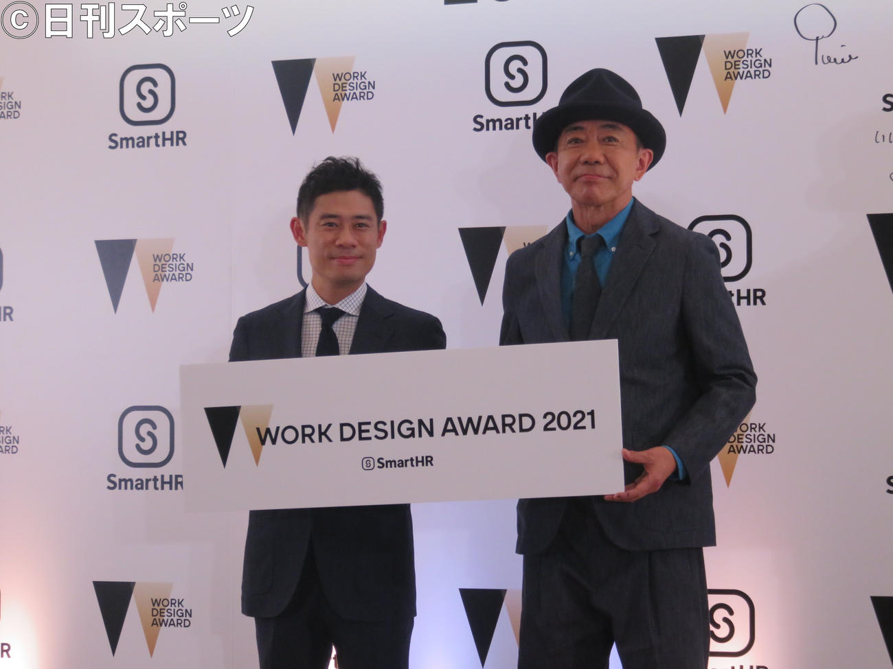 「WORK DEIGN AWARD 2021」にプレゼンターとして登場した伊藤淳史（左）と木梨憲武