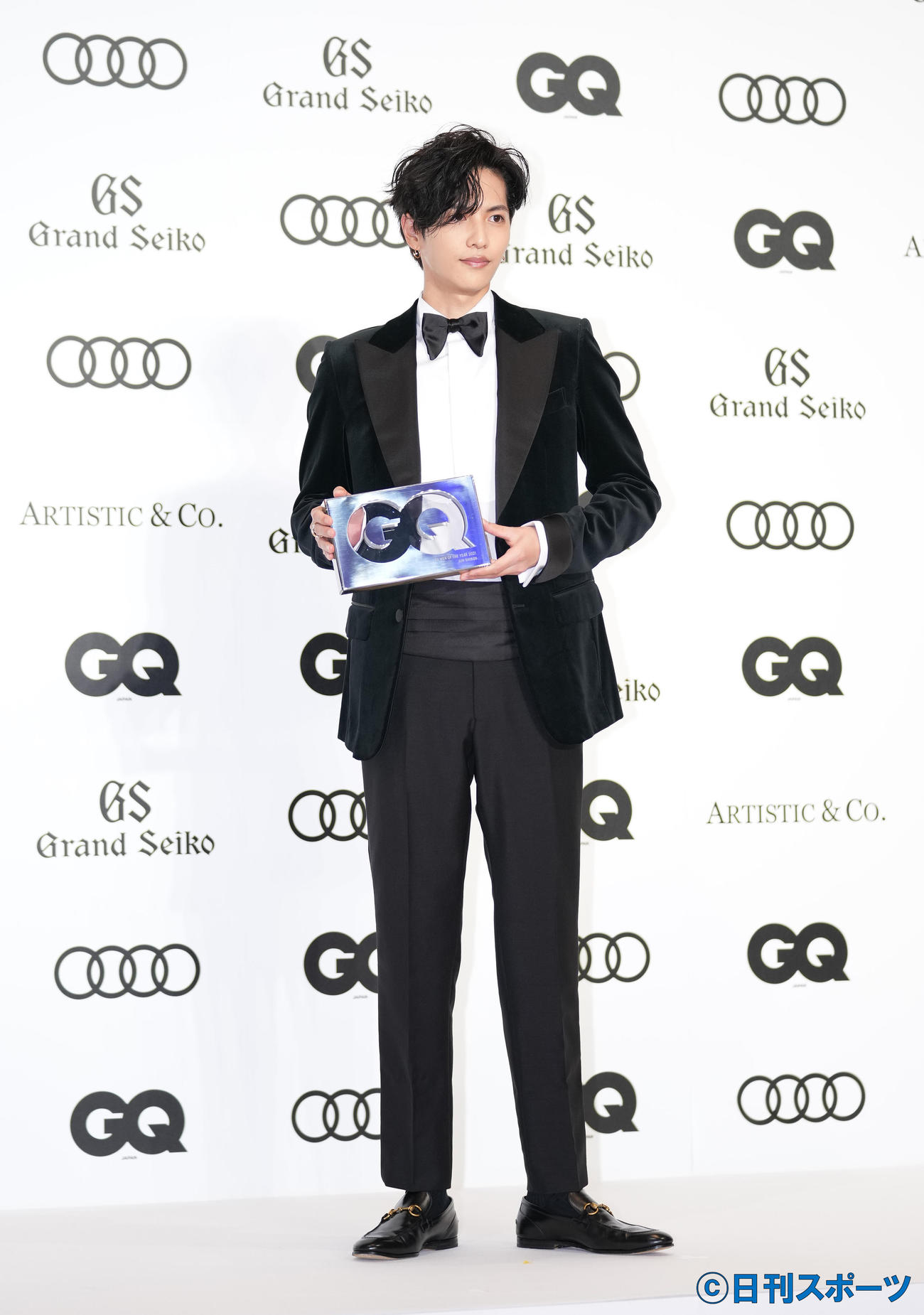 「GQ MEN OF THE YEAR 2021」を受賞し、記念品を手にする志尊淳（撮影・菅敏）