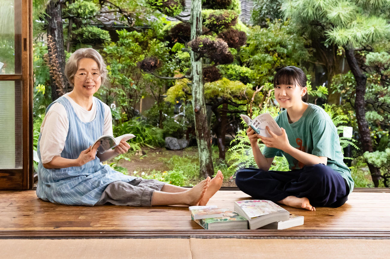 映画「メタモルフォーゼの縁側」に出演する宮本信子（左）と芦田愛菜