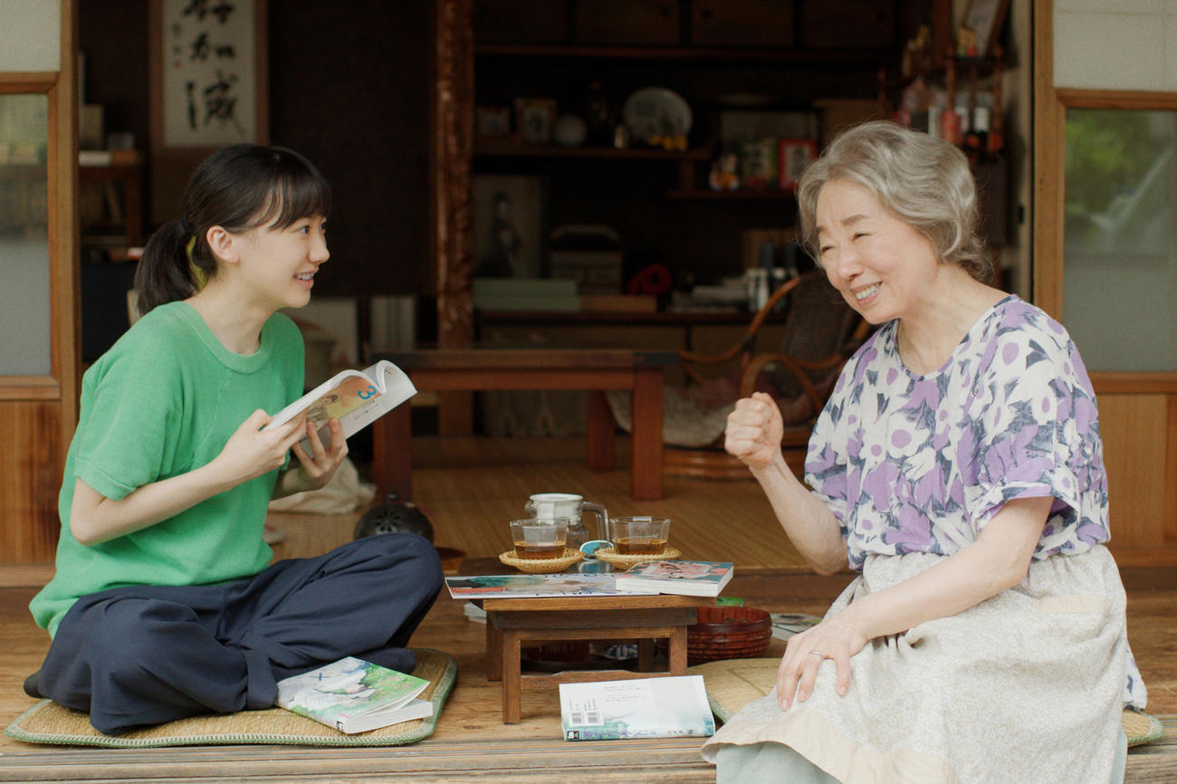 映画「メタモルフォーゼの縁側」に出演する芦田愛菜（左）と宮本信子