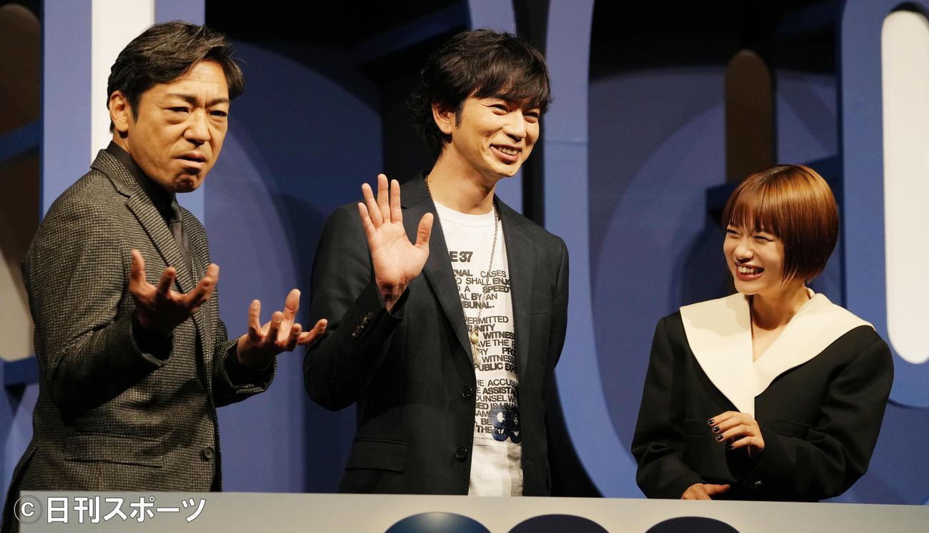 「99．9－刑事専門弁護士－　THE MOVIE」完成報告イベントで笑顔を見せる、左から香川照之、松本潤、杉咲花（撮影・鈴木みどり）