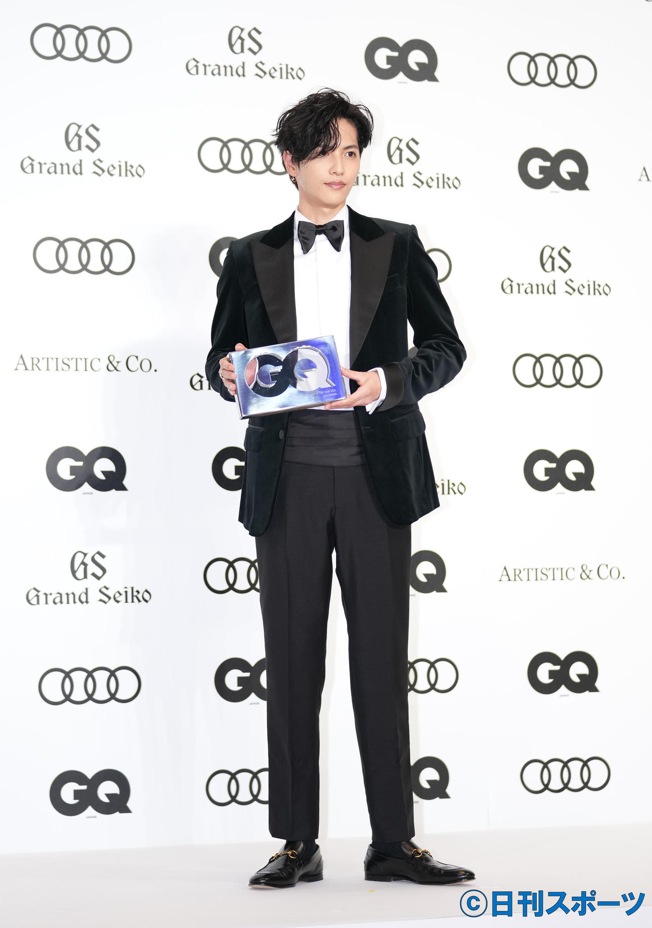 「GQ MEN OF THE YEAR 2021」を受賞し、記念品を手にする志尊淳（撮影・菅敏）