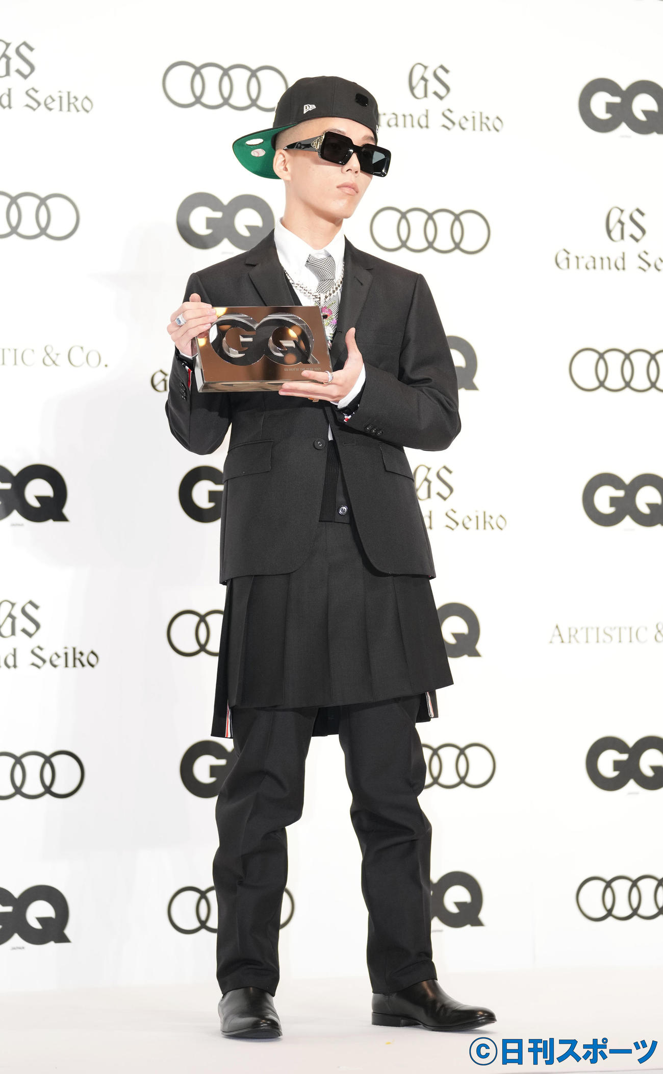 「GQ MEN OF THE YEAR 2021」を受賞し記念品を手にするJP THE WAVY（撮影・菅敏）