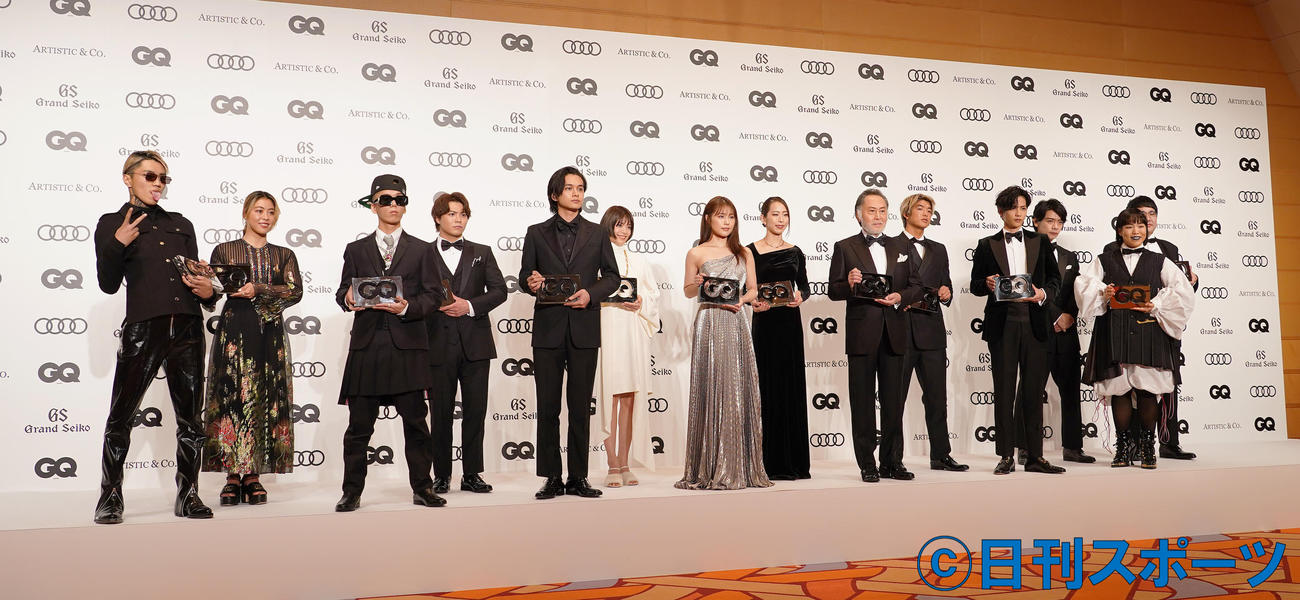 「GQ MEN OF THE YEAR 2021」を受賞し記念写真に納まる受賞者（撮影・菅敏）