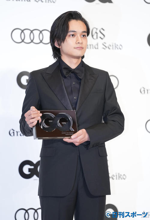 「GQ MEN OF THE YEAR 2021」を受賞し、記念品を手にする北村匠海（撮影・菅敏）