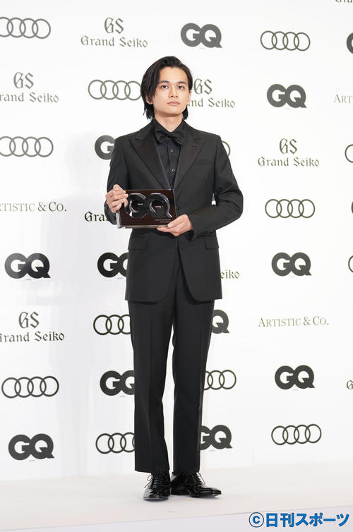 「GQ MEN OF THE YEAR 2021」を受賞し、記念品を手にする北村匠海（撮影・菅敏）