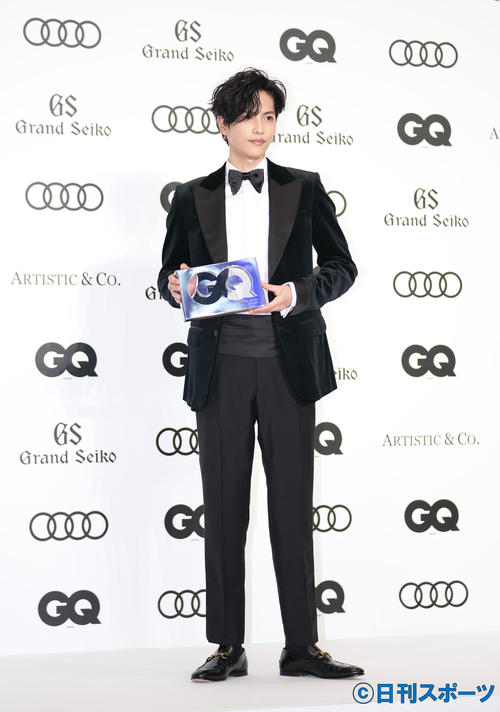 「GQ MEN OF THE YEAR 2021」を受賞し、記念品を手にする志尊淳（撮影・菅敏）