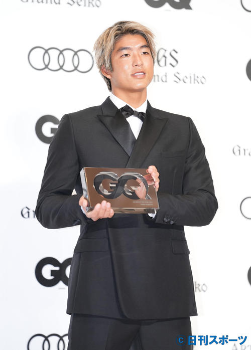 「GQ MEN OF THE YEAR 2021」を受賞し、記念品を手にする五十嵐カノア（撮影・菅敏）