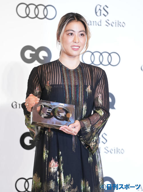 「GQ MEN OF THE YEAR 2021」を受賞し、記念品を手にする都筑有夢路（撮影・菅敏）