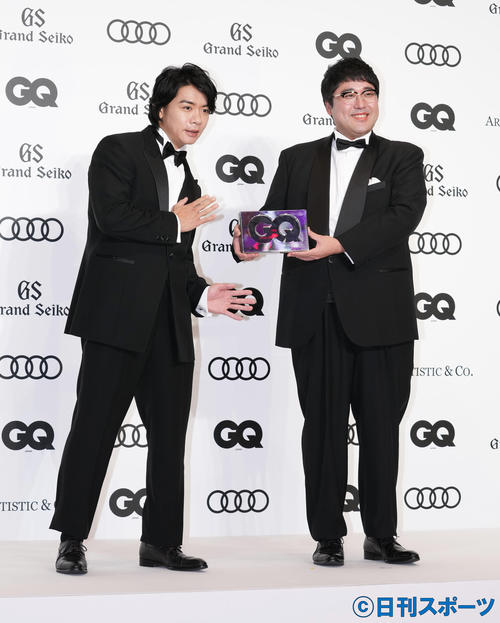 「GQ MEN OF THE YEAR 2021」を受賞し、笑顔で記念品を手にするマヂカルラブリーの野田クリスタル（左）と村上（撮影・菅敏）