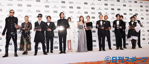 「GQ MEN OF THE YEAR 2021」を受賞し記念写真に納まる受賞者（撮影・菅敏）