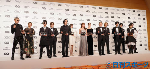 「GQ MEN OF THE YEAR 2021」を受賞し記念写真に納まる受賞者（撮影・菅敏）