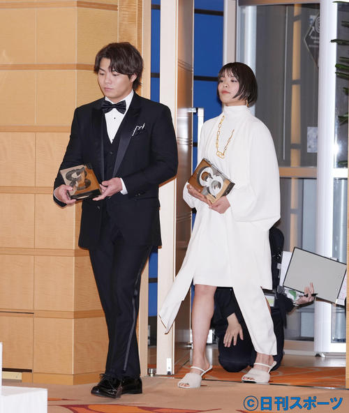 「GQ MEN OF THE YEAR 2021」を受賞し、登壇する阿部一二三（左）と阿部詩（撮影・菅敏）