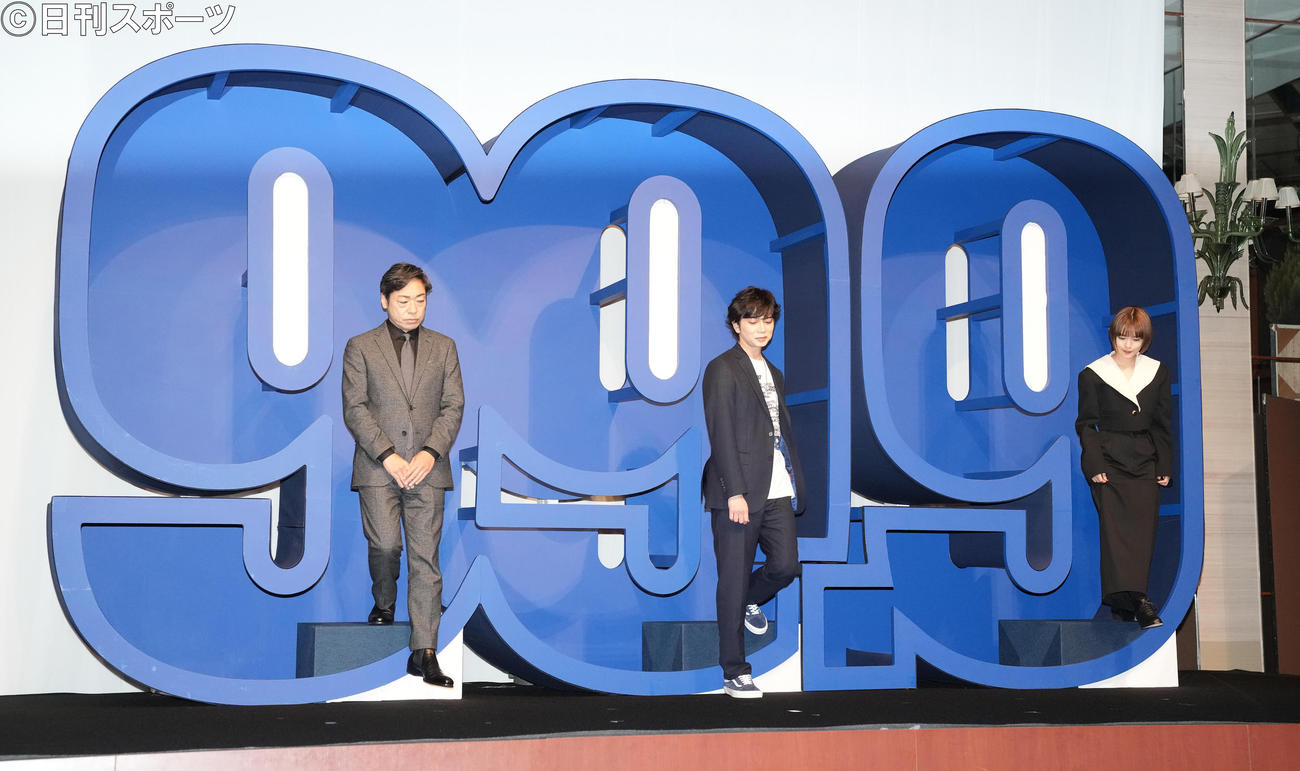 「99．9－刑事専門弁護士－　THE MOVIE」完成報告イベントに、巨大ロゴの中から登場した、左から香川照之、松本潤、杉咲花（撮影・鈴木みどり）