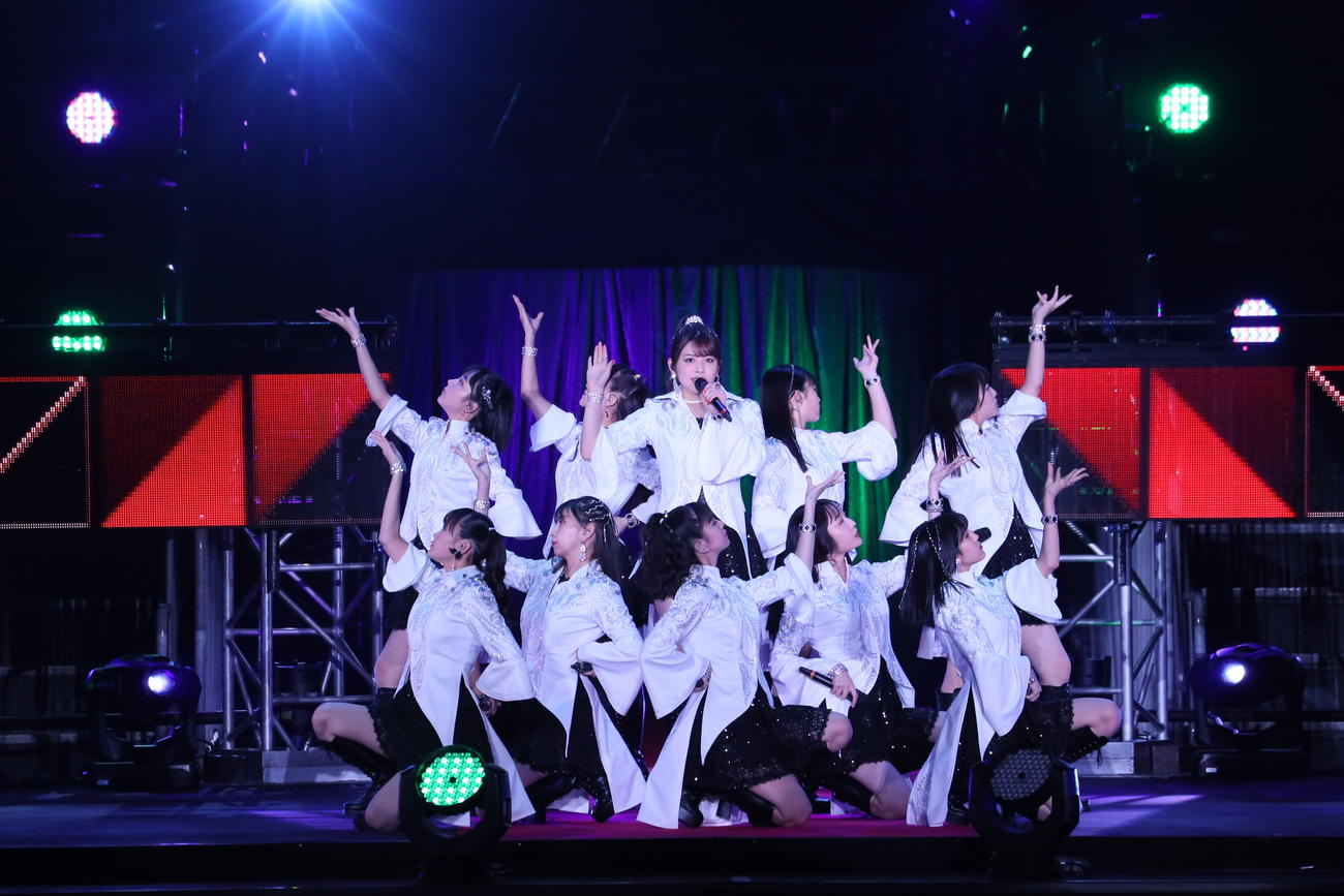 「Juice＝Juice Concert2021～FAMILIA～金澤朋子ファイナル」でJuice＝Juice及びハロー！プロジェクトから卒業した金澤朋子（後列中央）