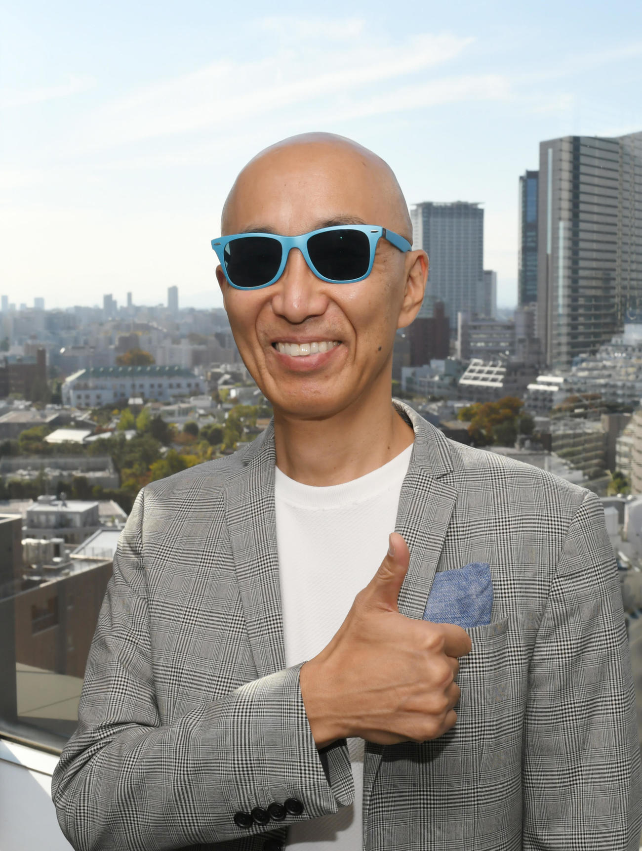 渋谷の街並みをバックにポーズを決めるサンプラザ中野くん（撮影・酒井清司）