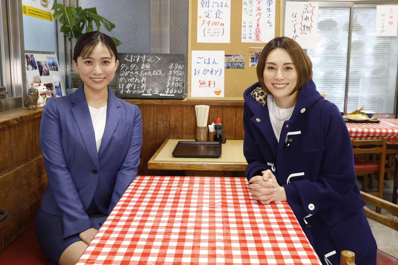 テレビ朝日系連続ドラマ「ドクターX～外科医・大門未知子～」第7話に出演する山本雪乃アナウンサー（左）と米倉涼子