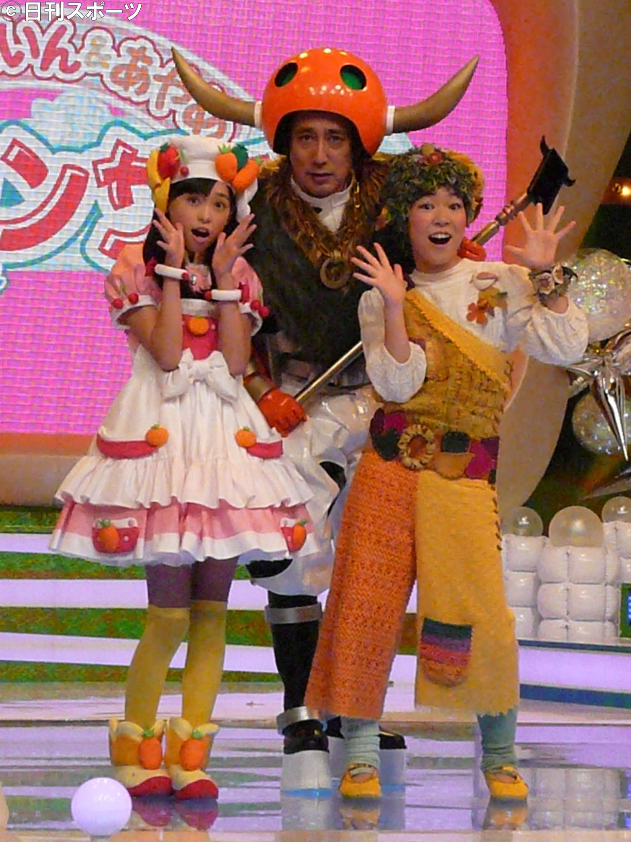 「まいんちゃん」として会見する福原遥（左）中央はルー大柴、右は小島あやめ＝2010年8月
