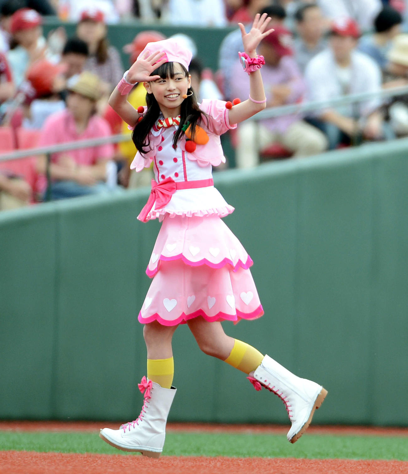 まいんちゃんとして始球式に臨んだ福原遥＝2012年6月