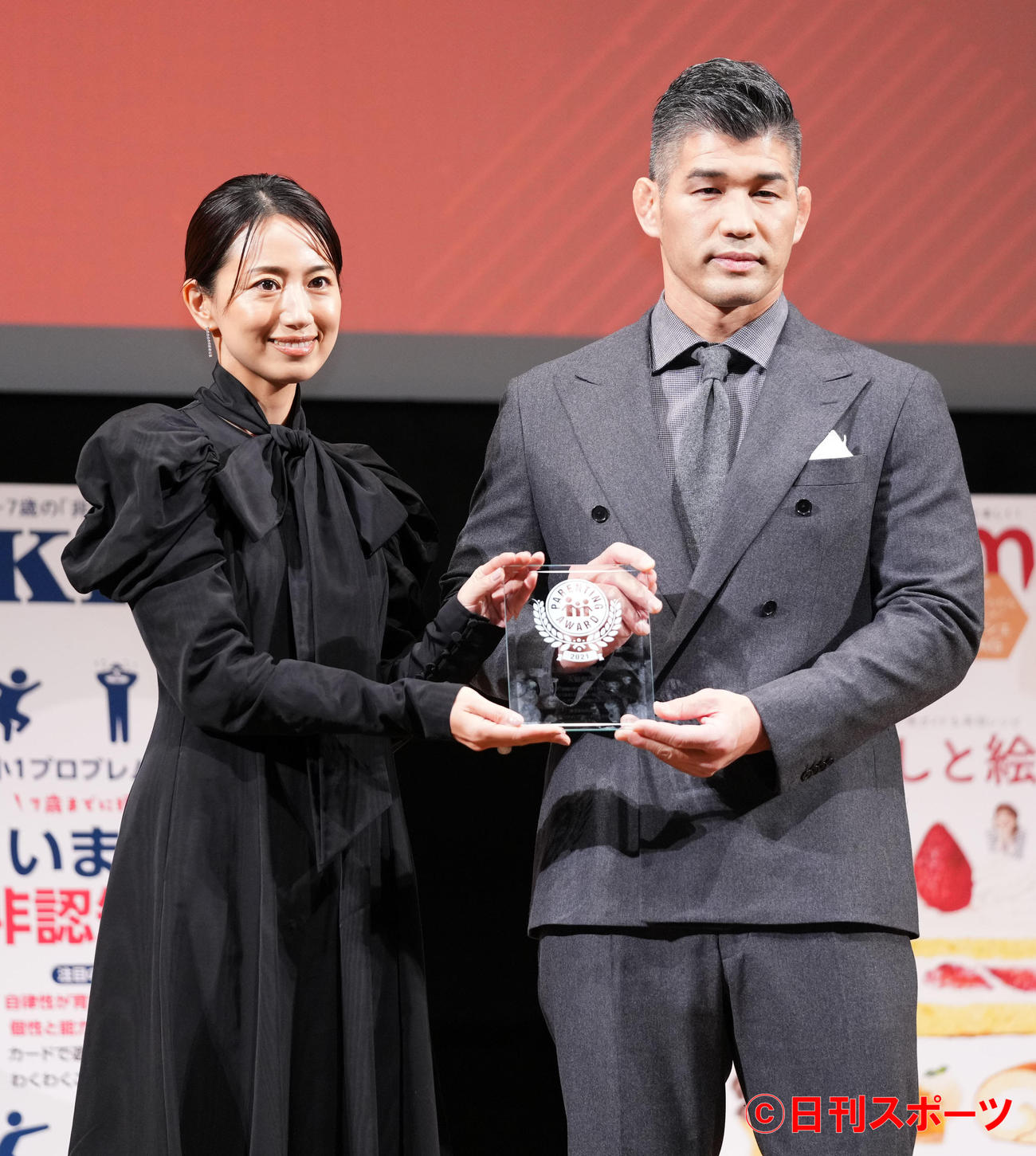 第14回ペアレンティングアワード授賞式で登壇した井上康生（右）と東原亜希夫妻（撮影・横山健太）