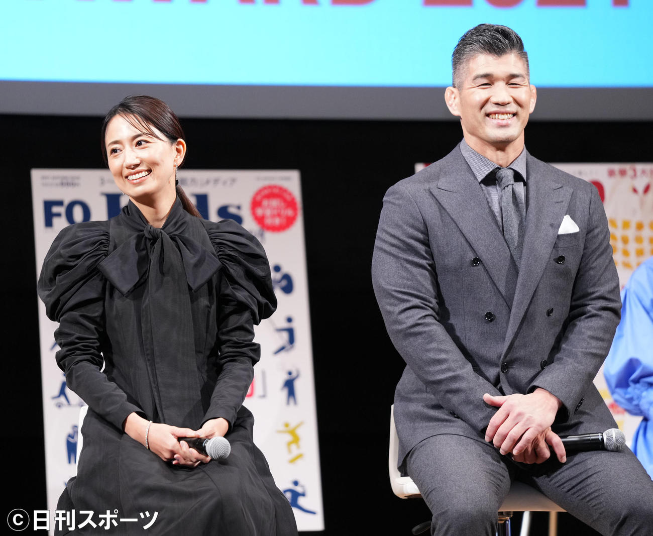 笑顔を見せる井上康生（右）と東原亜希夫妻（撮影・横山健太）