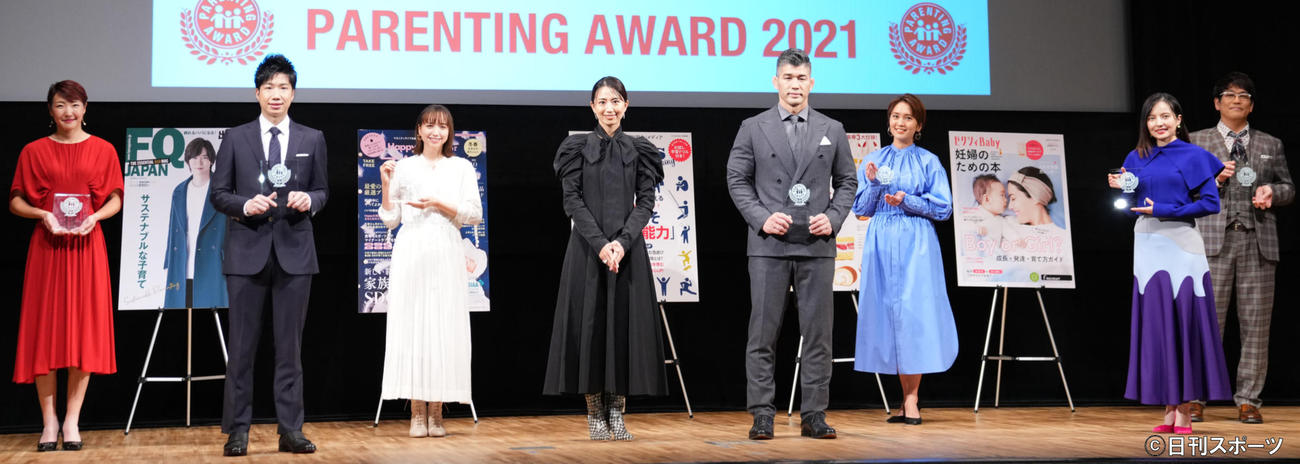 第14回ペアレンティングアワード授賞式に登壇した、左から寺田明日香、水谷隼、豊田エリー、東原亜希、井上康生、和田明日香、ベッキー、古坂大魔王（撮影・横山健太）