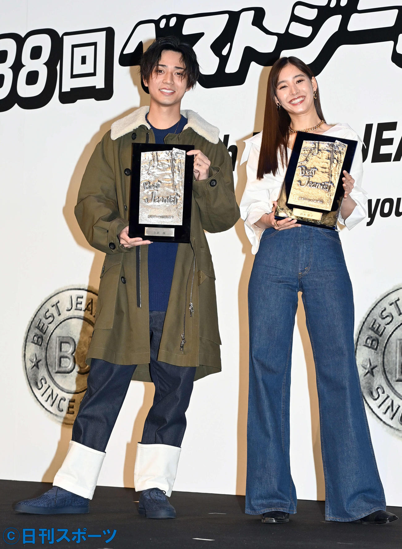 一般選出部門のベストジーニストに輝いたKing　＆　Princeの永瀬廉（左）と新木優子（撮影・たえ見朱実）
