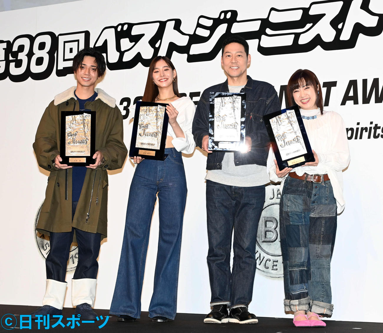 ベストジーニストに選出され笑顔で記念撮影に納まる受賞者たち。左からKing　＆　Princeの永瀬廉、新木優子、東野幸治、林原めぐみ（撮影・たえ見朱実）